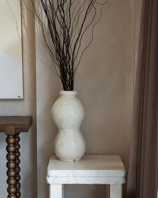 Dana Vase, Natural White Vases En Gold