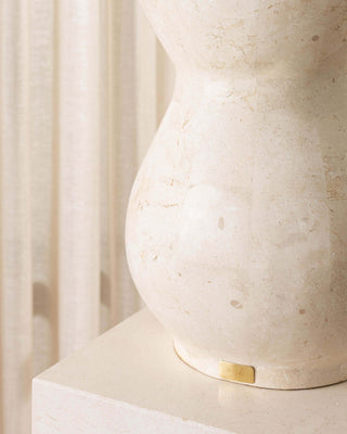 Dana Vase, Natural White Vases En Gold