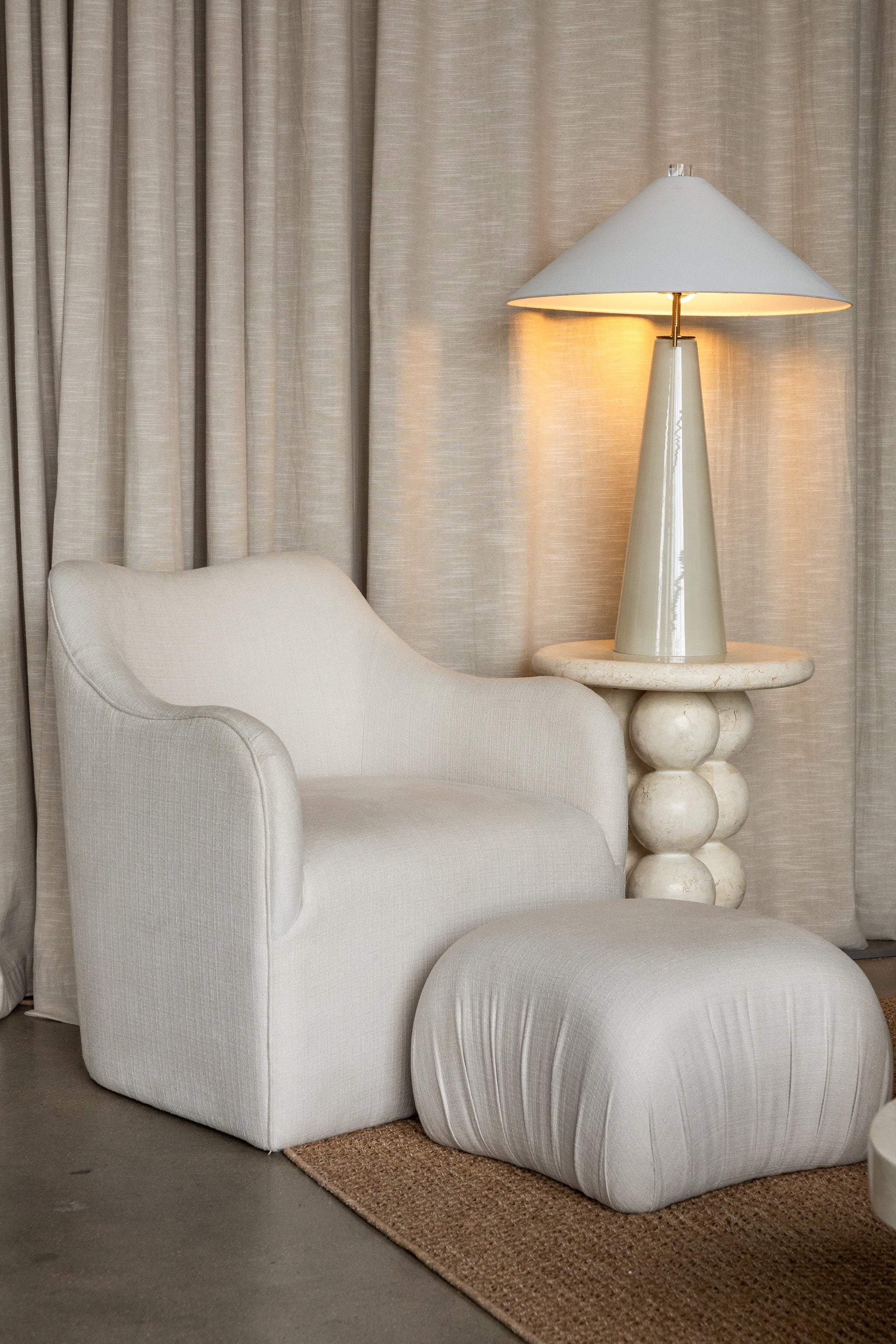 Sable Lounge Chair, White Linen Seating En Gold
