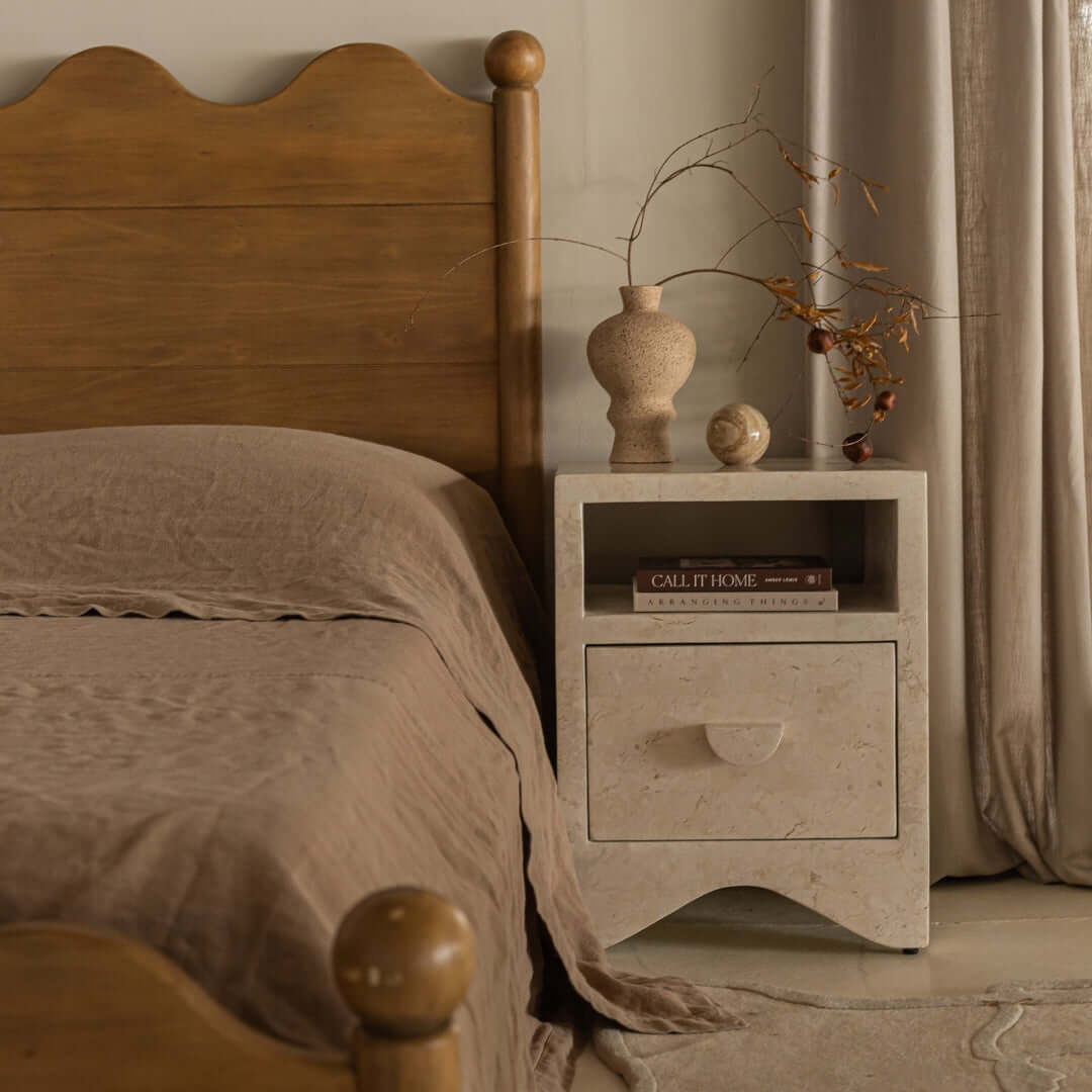 Sable Side Table, Natural White Stone Side Table En Gold