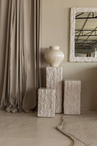 Hanai Plinths