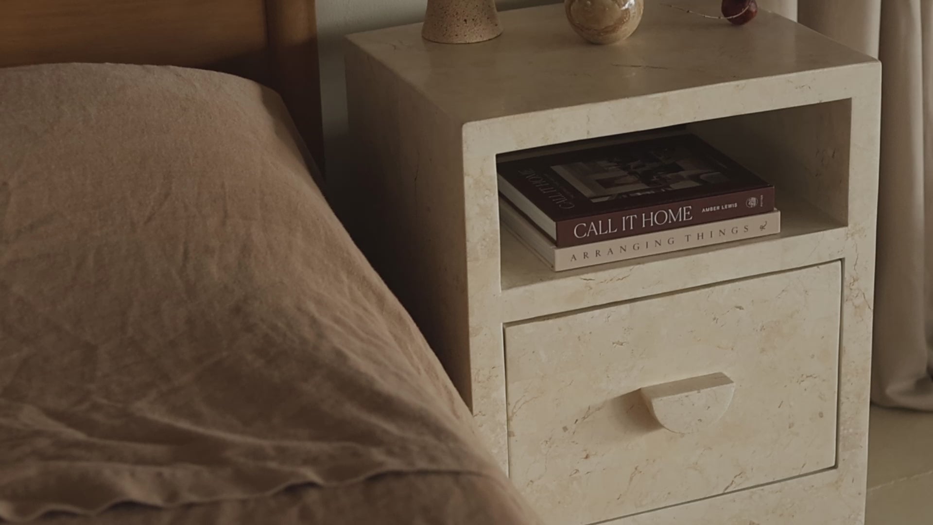 Sable Side Table, Natural White Stone Side Table En Gold